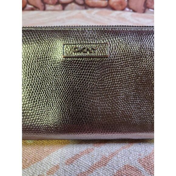 DKNY EMBOSSED METALLIC LEATHER  ZIP AROUND WALLET CLUTCH GUNMETAL #A69 - Picture 5 of 10
